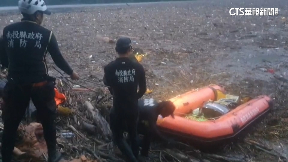 漂流木占據霧社水庫4分之1　救災橡皮艇卡住