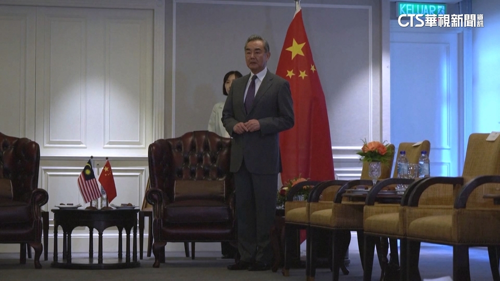 王毅抵馬來西亞　會見大馬首相安華