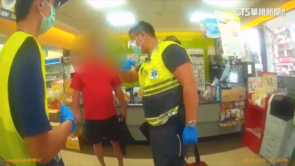 兩男金錢糾紛當街互毆　兒路過持刀助陣濺血