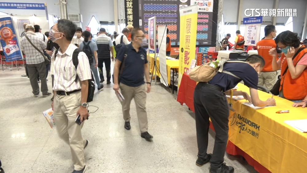 「青銀」補缺工　徵才逾8千人！月薪12.8萬搶工程師