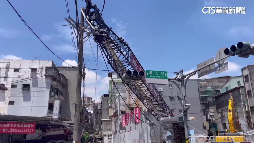 吊臂砸電桿火花四濺民眾驚！　1405戶大停電