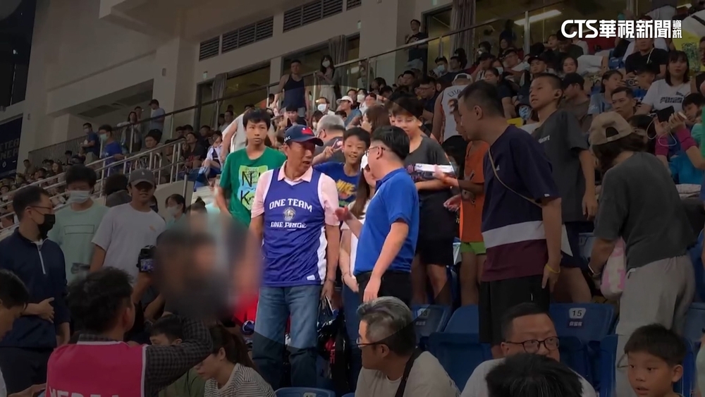 郭台銘現身瓊斯盃球場　球迷排隊搶合照