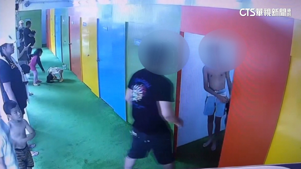 驚嚇！　13歲少年疑插隊　男衝更衣室關門教訓