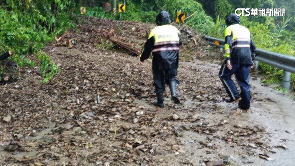 颱風路坍90歲婦與女兒受困　警徒步救援背下山