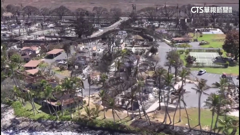 美遊客一家7口跳海求生！　夏威夷野火毀2千建築