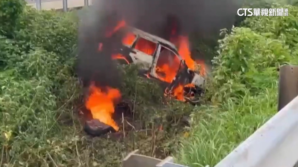 國一台南新市段火燒車　轎車翻覆邊坡起火3人逃