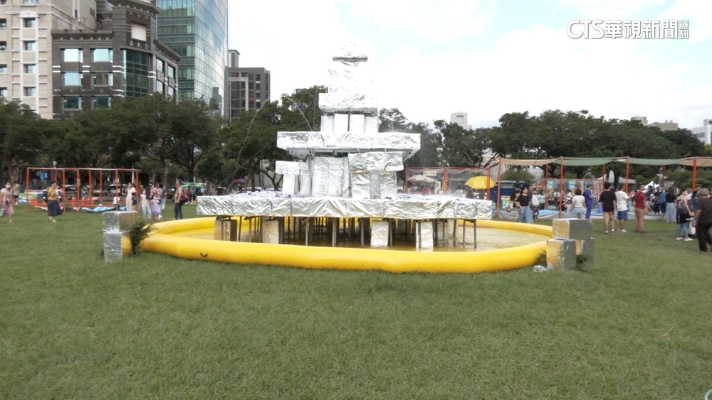 大小朋友同歡！　家長小孩「田間踩泥巴」體驗插秧樂