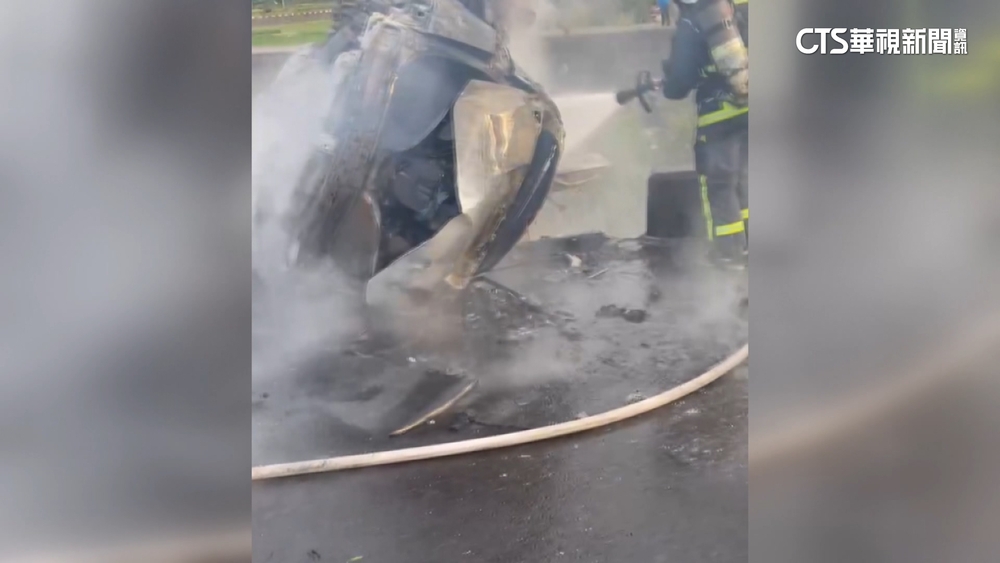 台中外埔火燒車2死！　疑男載女友自撞電線桿