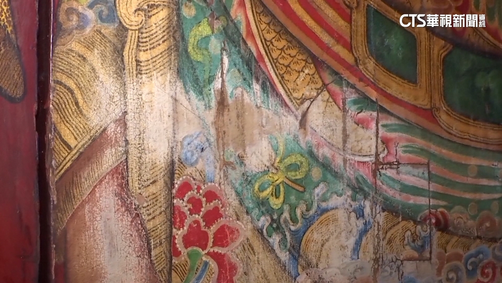 稱慈誠宮廟門髒　外籍男用松香水擦　漆面毀損