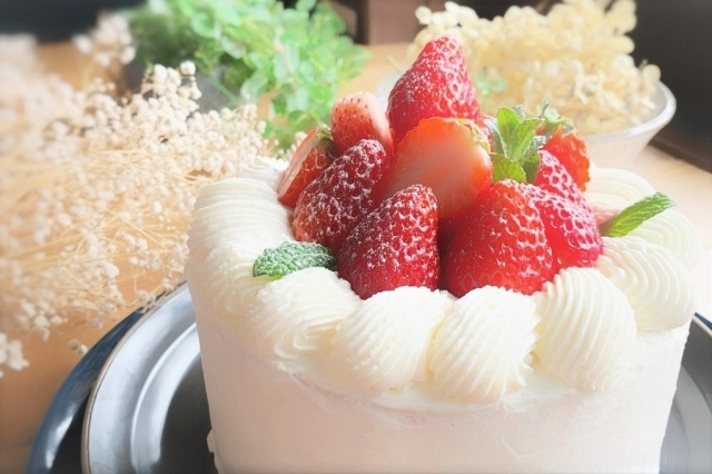 陳男在慶生會時，以雞蛋重敲謝女頭部，害她腦震盪，事後對陳男怒告求償。示意圖／翻攝自photoAC