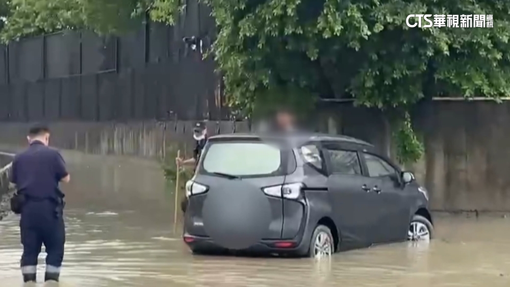 高雄大雨岡山積水　男子開車受困報警求救