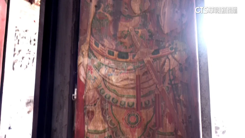 毀損百年古蹟「慈諴宮」　外籍男辯「廟門太髒」幫清潔