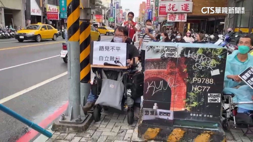 直擊！　台南火車站外人行道空間不足　輪椅族卡