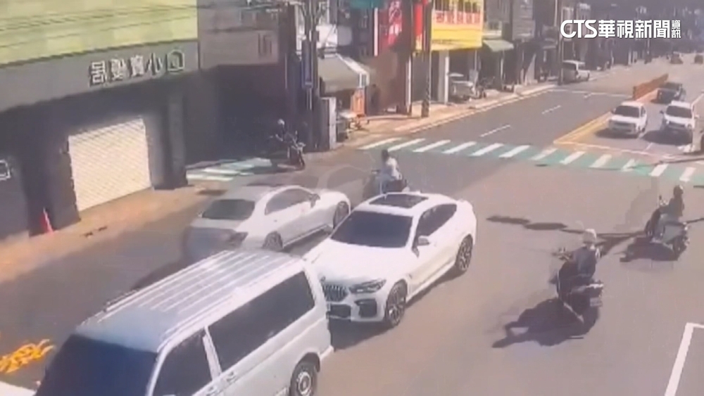 騎士綠燈直行　遭闖紅燈賓士高速撞飛重摔