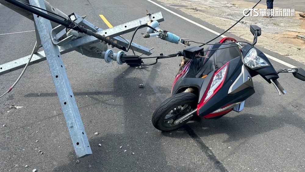 驚險！　大貨車扯倒電桿險壓騎士　周邊住戶停電