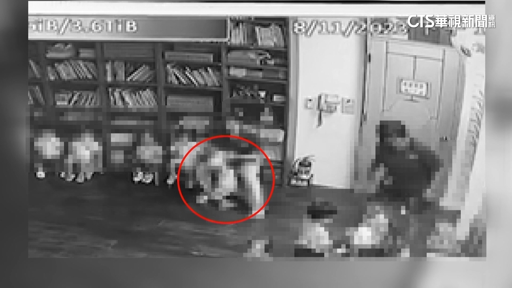 2歲童手臂.後背紅抓痕　驚見老師用雙腿夾