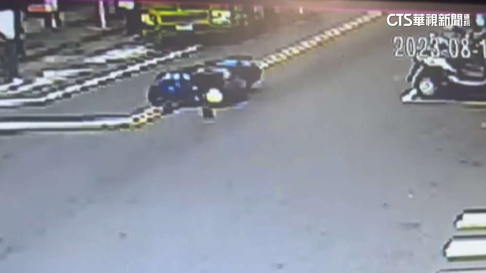 騎士自摔機油流滿地　民眾憂恐火燒車