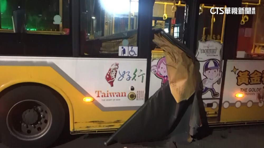 恐怖！　公車撞遮雨棚　鐵架「插車窗」乘客濺血