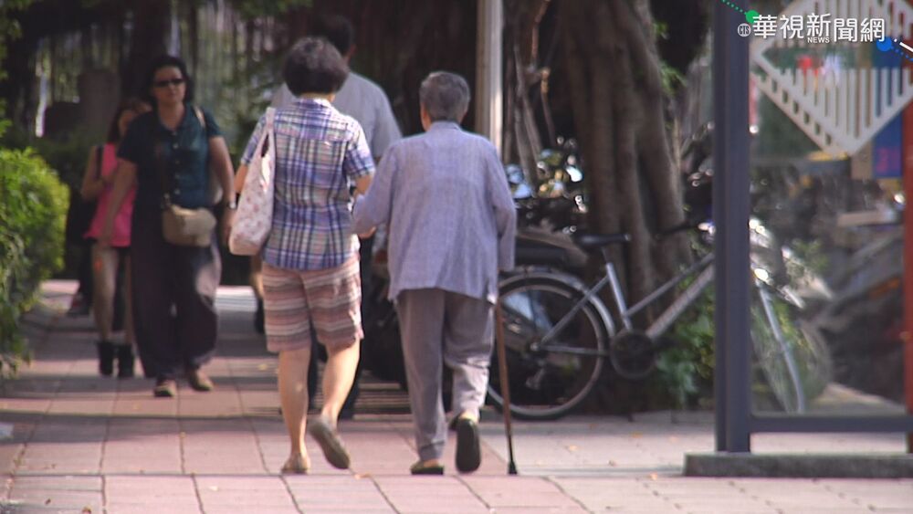 幫阿嬤整理聯絡人「一大半刪光」　原因惹哭一票網：超有感觸