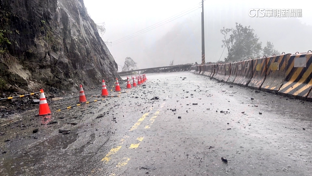 全台雨區擴大　茂林邊坡5噸大巨石滾落擋道
