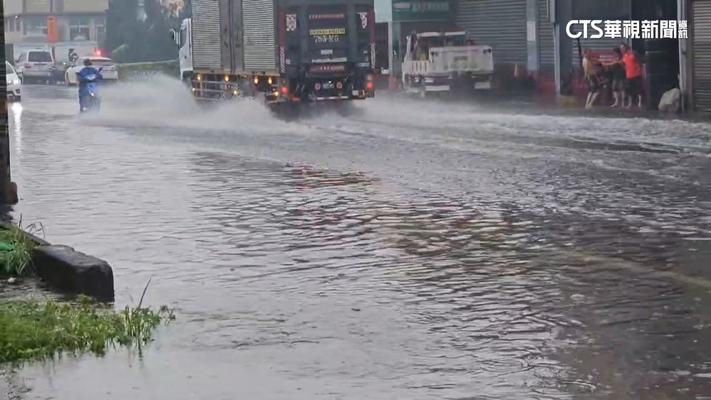 雨彈狂炸！　桃園多處路段慘淹　人車涉水險象環生