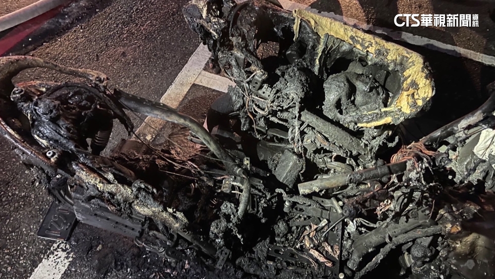 電動機車突冒煙自燃波及3車　警消急滅火