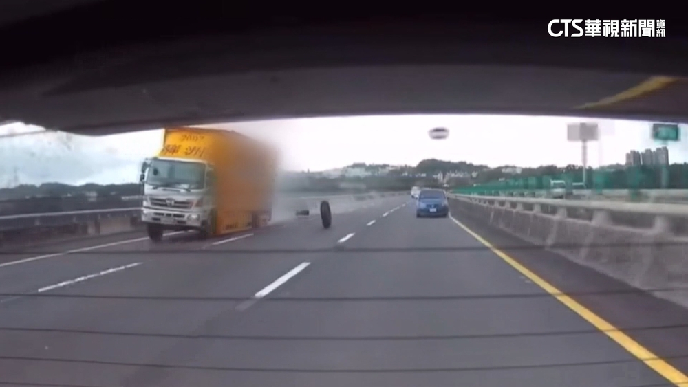 驚險！　國3貨車輪胎脫落　拖吊車處理遇追撞釀1傷
