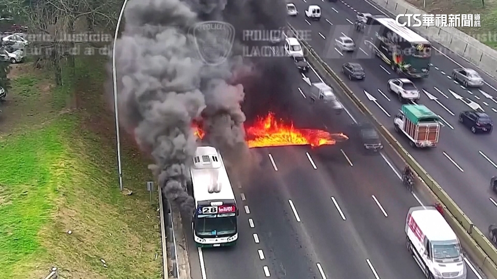 千鈞一髮！　阿根廷公車竄火「燒剩骨架」　乘客倉皇逃