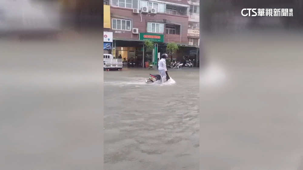 高雄清晨大雷雨！多區積淹水　上班像騎「水上摩托車」