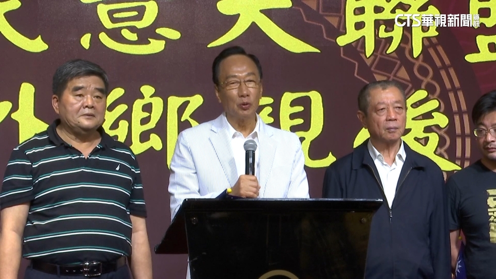 引三隻小豬故事　郭邀侯.柯合作撂倒「賴野狼」