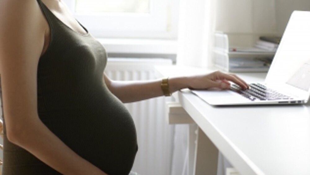 女經理懷孕想吐　跑超商買酸梅竟遭炒魷魚！公司判罰30萬