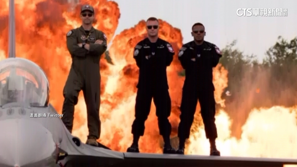 飛行員站在機翼上留影　歐美國家文化常見