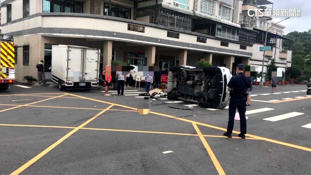 高雄小港連環撞　轎車與貨車碰撞翻覆釀5傷