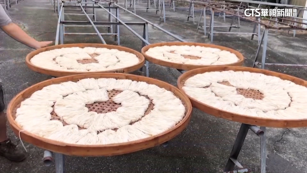 中元普渡搶手乾貨　「關廟麵」趁太陽露臉開曬了