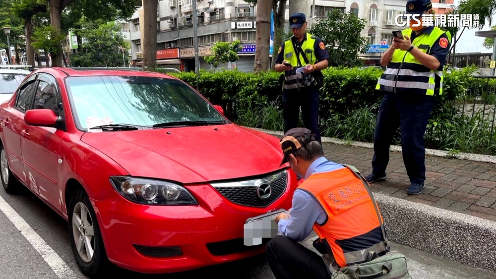 台中轎車欠稅2萬5遭註銷　追蹤停車點「拔牌拖吊」