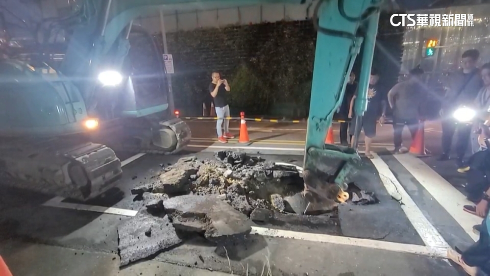 北市南港突現「坑洞」　新工處開挖釐清原因