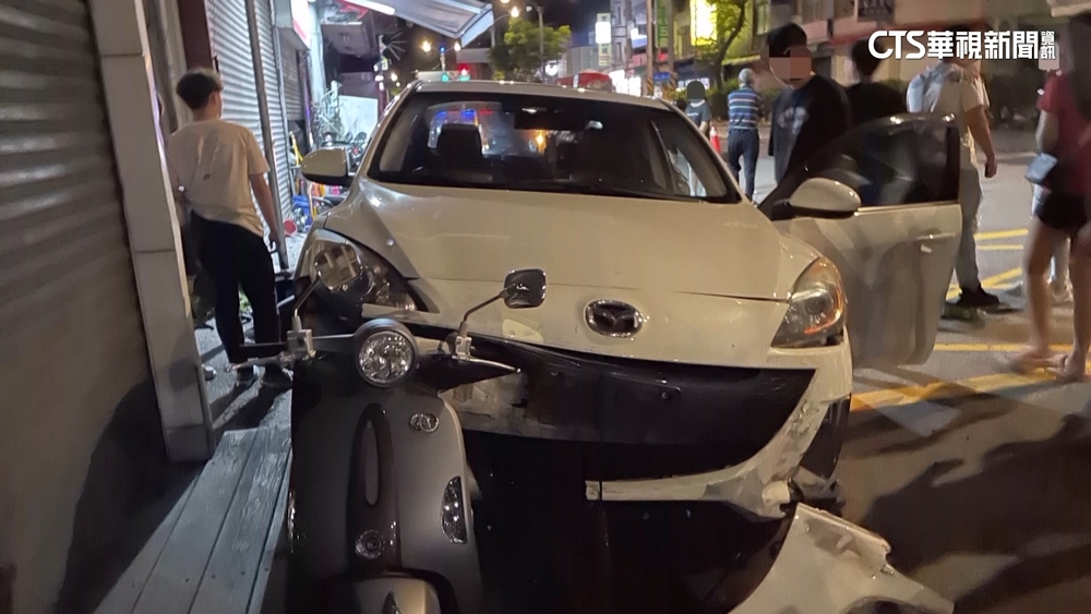 警車15秒才剛過　碰！　駕駛撞整排20機車慘毀