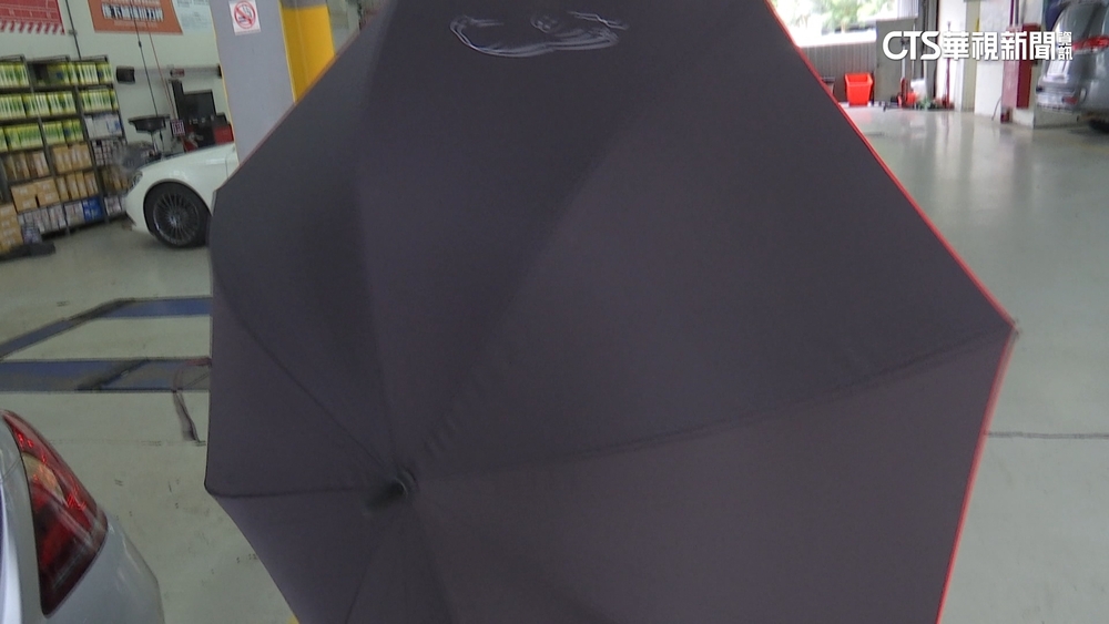 名車聯名夯！第一台敞篷超跑車+傘　拍賣價值1億