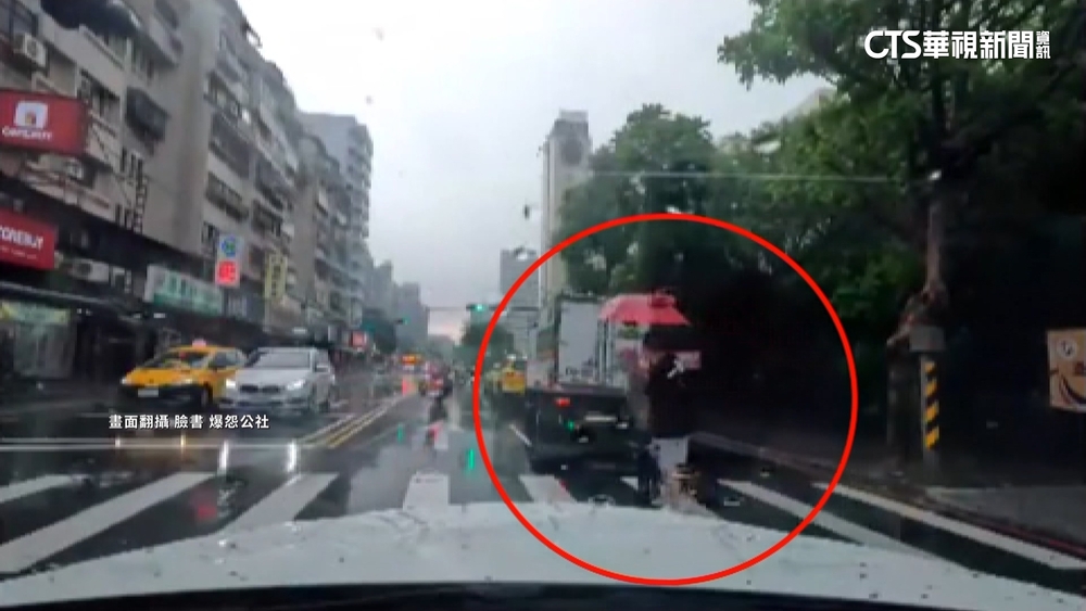 熱心扶長者過馬路！董至成意外遭起底　獲一片好評