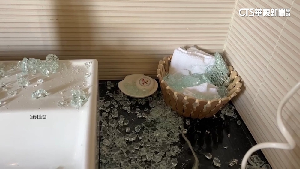 冷飲店玻璃門自爆　專業師傅：恐撞擊金屬硬物碎裂