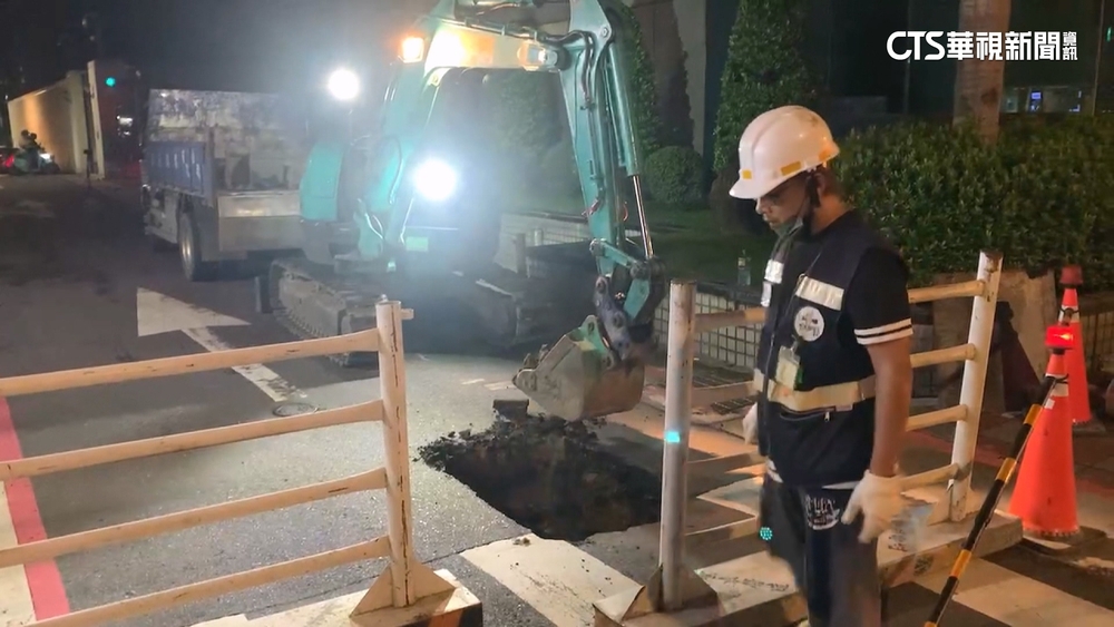 北市民生東路現路面塌陷！　今清晨完成搶修