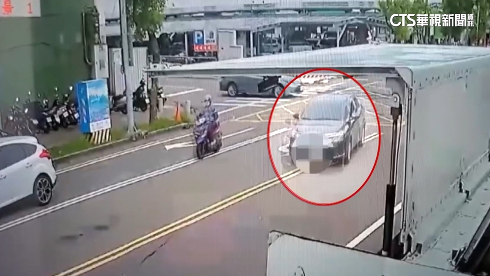 74歲駕駛疑恍神逆向開　騎士買完菜遭撞噴飛送命