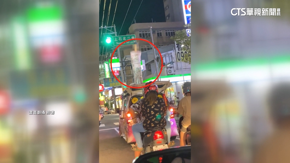 男被綁車頂遊街慶生　民眾看傻　警誡「危險駕駛」