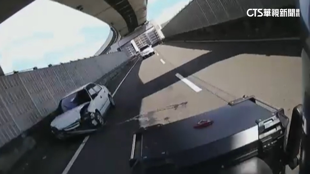 環東大道轎車自撞物品掉滿地　騎士驚險閃過