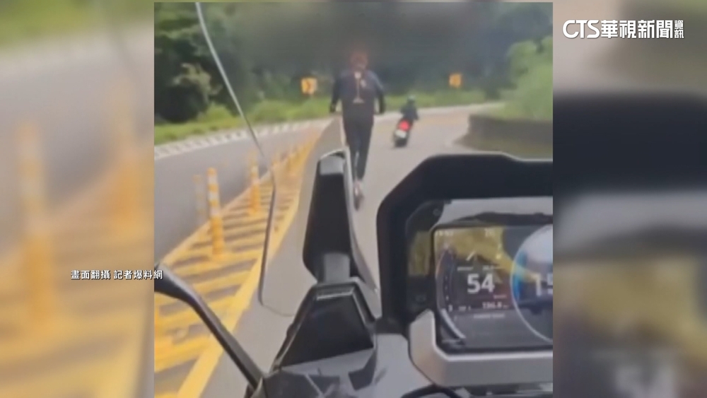 「山道猴子」電動滑板車版？　路過兩警車竟沒被攔