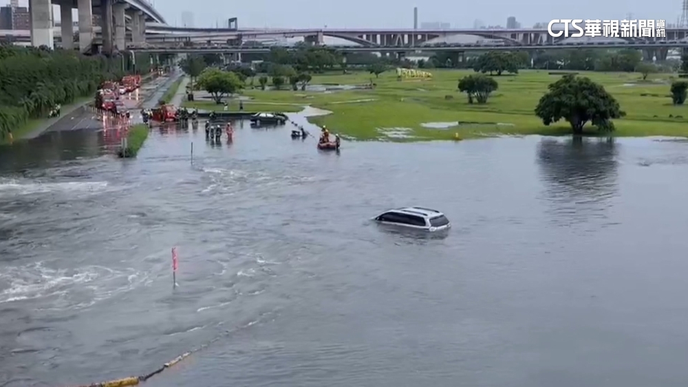 江子翠急排洪！堤外轎車險滅頂　父子棄車逃生