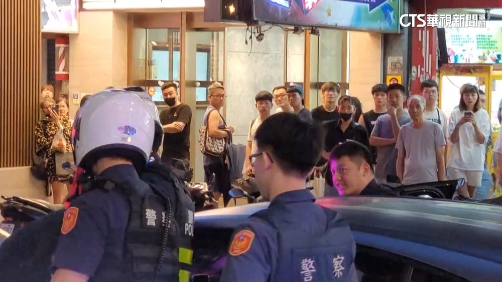 駕駛違停睡在基隆廟口前　警搜出毒品.刀械！