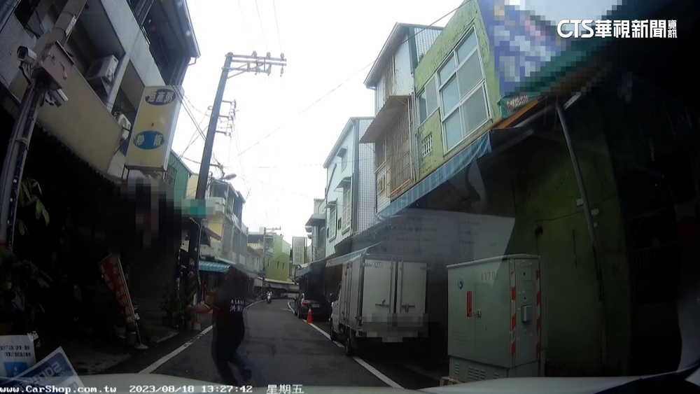 飛奔救墜樓翁！屏縣議員救人扭傷腳　受網友大讚