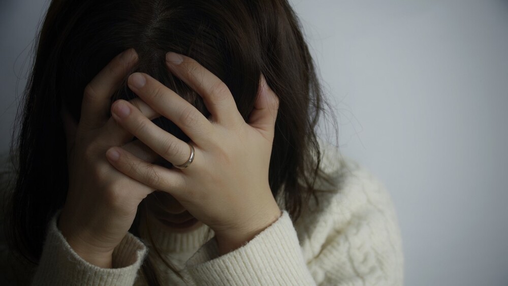 男友持刀片手滑　害她毀容留疤　事後遭「冷回這句」氣炸分手　