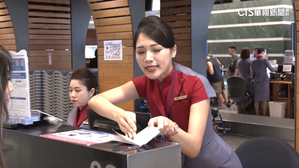 「機場行走的GPS」！　旅客登機前疑難雜症全靠「他們」